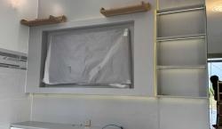 Căn hộ gọn gàng, sang hơn với tủ im lặng &amp; vách trang trí gỗ công nghiệp